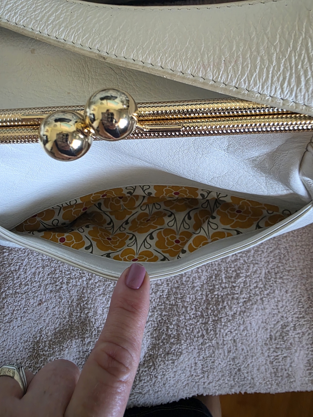 Emma Fox White Leather Shoulder Bag with Gold Hardware - Picture 3 of 10